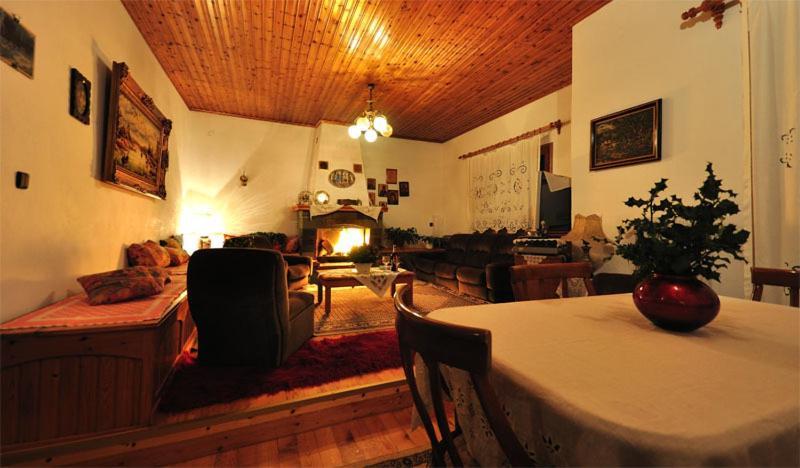 To Balkoni Tis Limnis Plastira Neochóri Zimmer foto